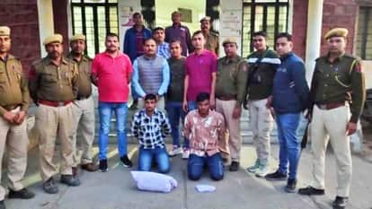 In Dholpur, DST team caught two miscreants with weapons from Kazipura turn.