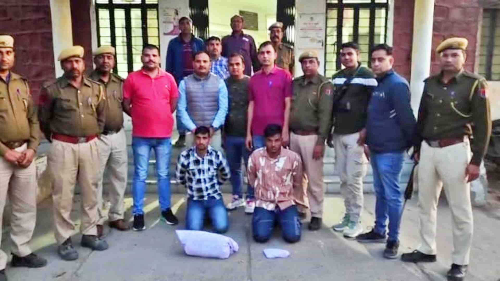 पुलिस की गिरफ्त में आरोपी।
