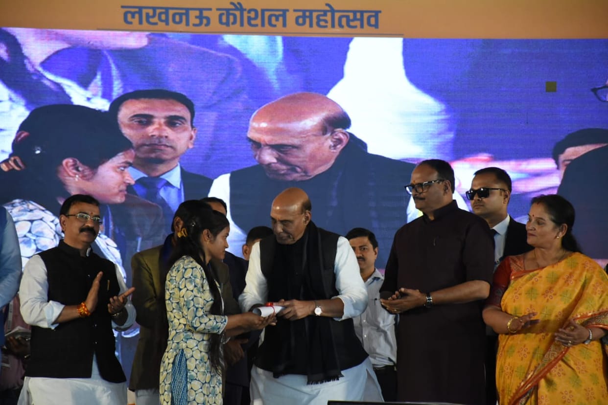 Lucknow: Eight thousand youth got job offers, Defense Minister Rajnath Singh gave certificates to the selected