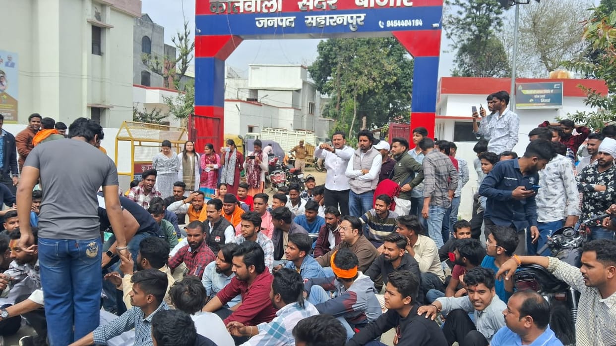 Hindu organization people staged protest outside police station and recited Hanuman Chalisa in Saharanpur