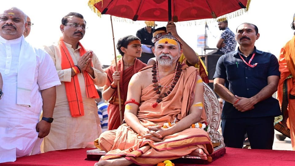 Shankaracharya Avimukteshwaranand gave a symbolic protest of 10 minutes in Bhilai