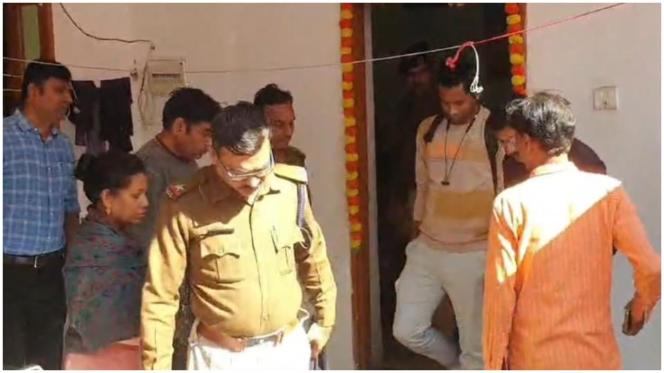 Thieves stole cash and jewelery by breaking the lock of professor house in Shahdol