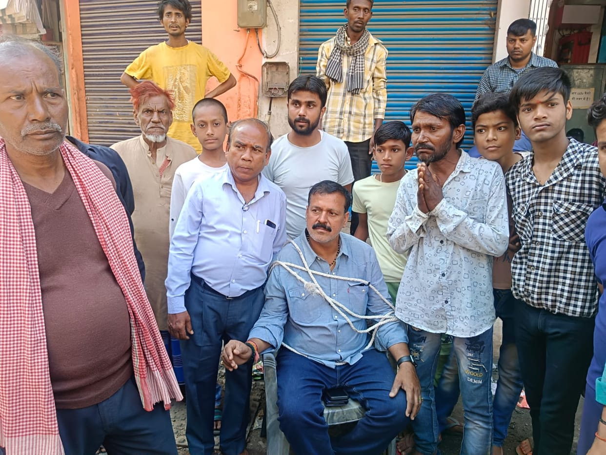 JE and councillor representative hostage by people due to sewer problem in varanasi