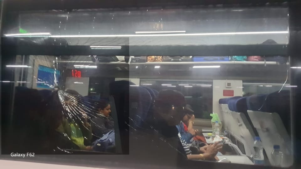Stones pelted on Vande Bharat Express going from Dehradun to Delhi window glasses broken