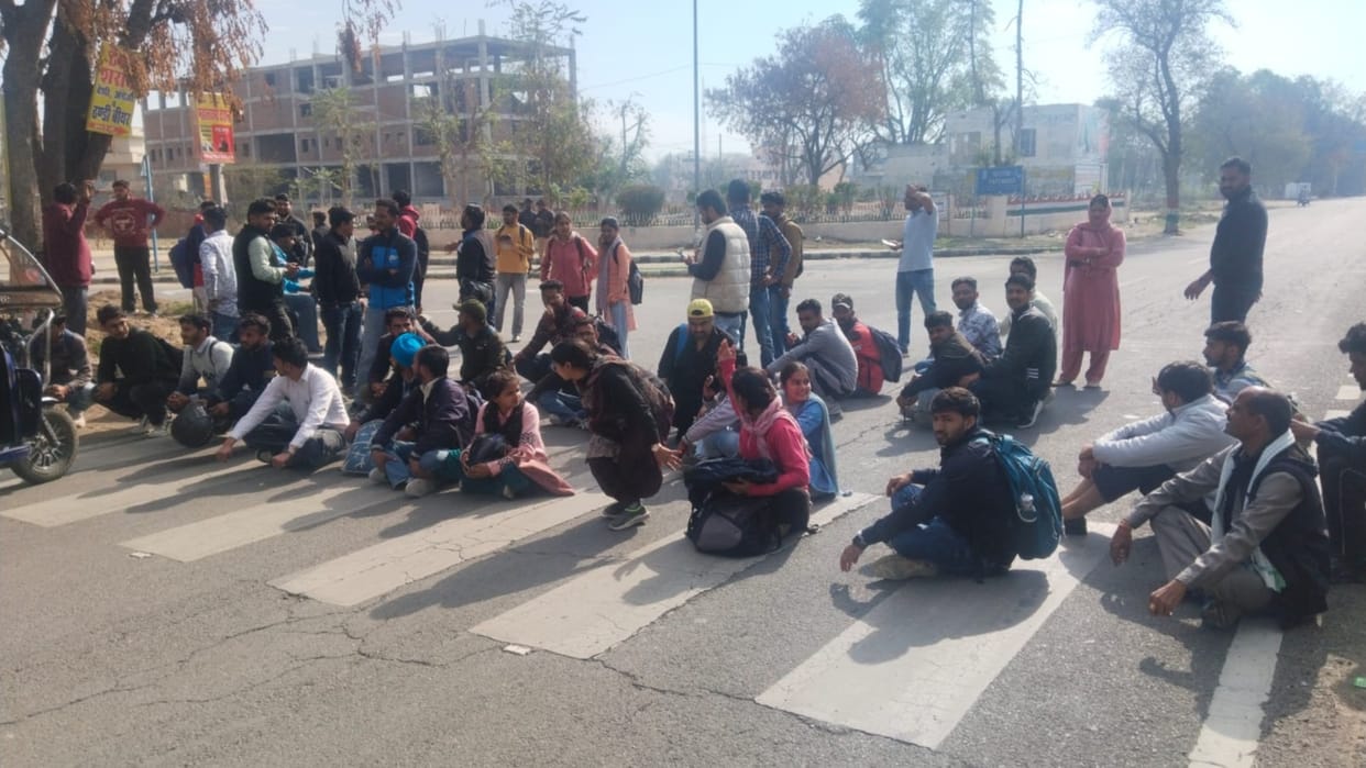 Haryana: Hisar-Sirsa road blocked due to youth selected in Group D not getting certificates after medical