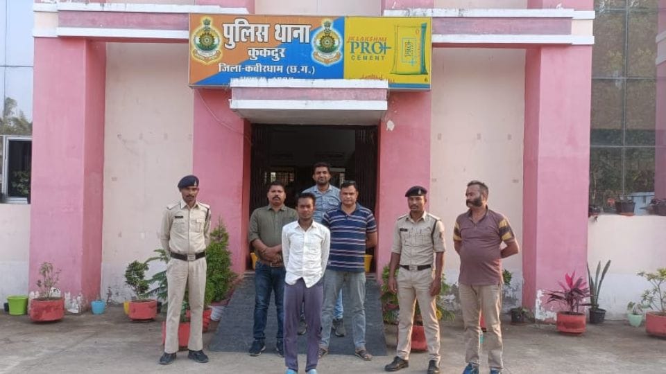 police arrested brother accused in murder case in kabirdham
