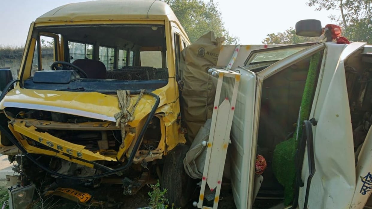 Pickup hits school bus in Azamgarh-varanasi highway four children injured