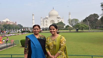 Badminton player Saina visits Taj Mahal with mother creates competition for selfie