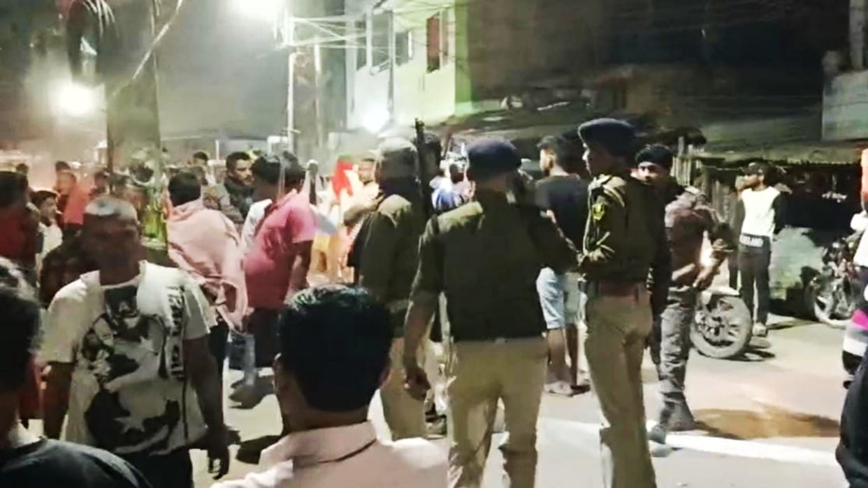 Begusarai News: Policeman occupied community hall, when people protested, he called goons and got them beaten