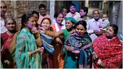 ख़ुशी मनाती महिलाएं