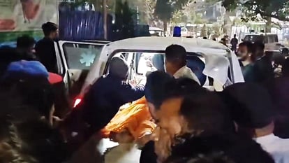 Bihar News: गोपालगंज में अज्ञात बदमाशों ने किराना व्यवसायी को मारी गोली; एक लाख रुपये लूट हुए फरार Bihar News: In Gopalganj, unknown miscreants shot a grocery businessman and looted one lakh rupees and fled