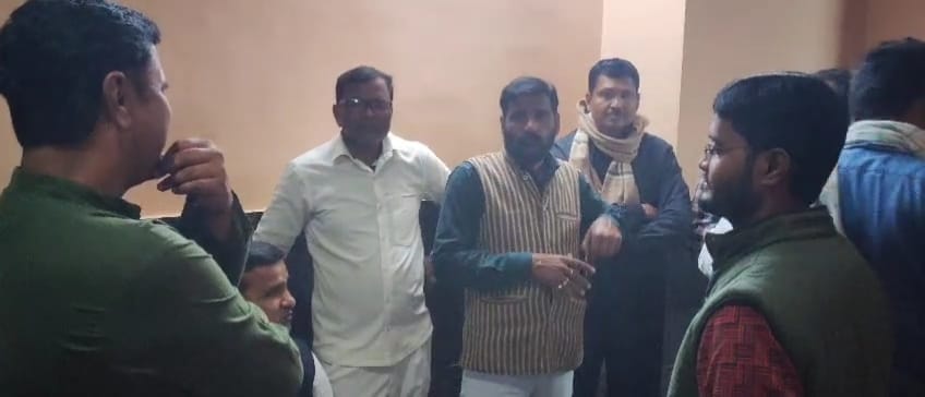 Bihar News : CM Nitish Kumar JDU party leader son shot in madhepura bihar during mobile snatching