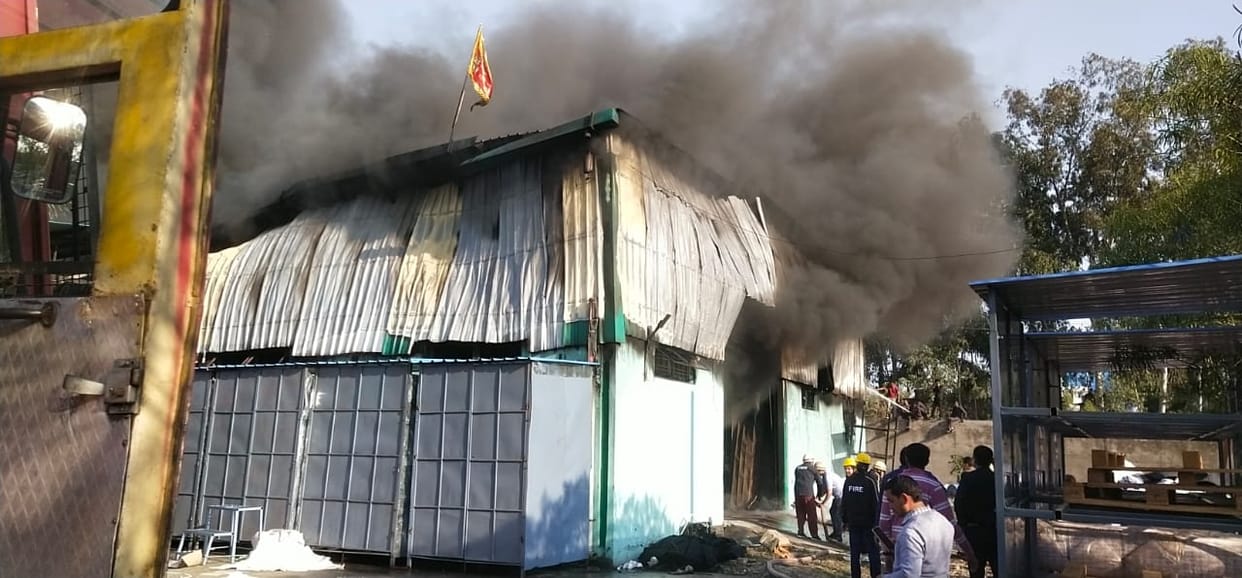 Dehradun Vikasnagar News massive fire broke out in factory of a seat cover manufacturing company