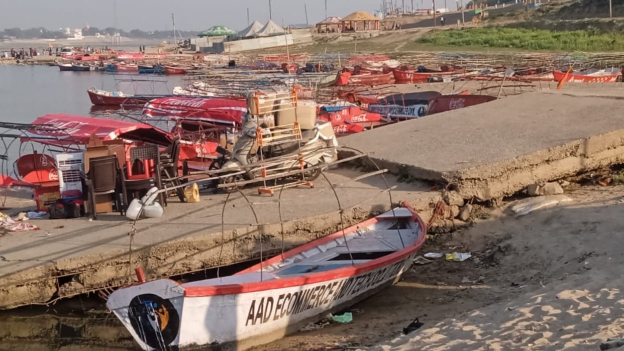 Girl reached Arail Ganga Ghat to transport goods worth lakhs in two cargo vehicles.