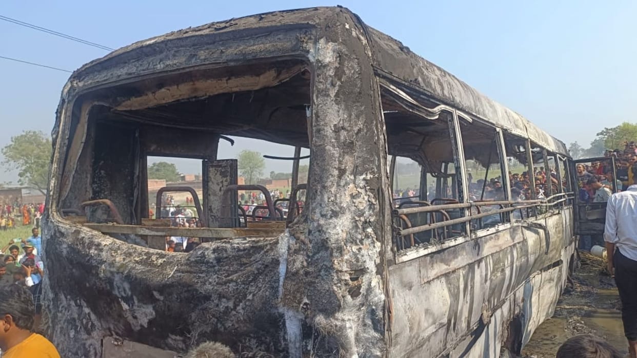 Ghazipur Bus Fire News private Bus fired after contact with HT line in ghazipur