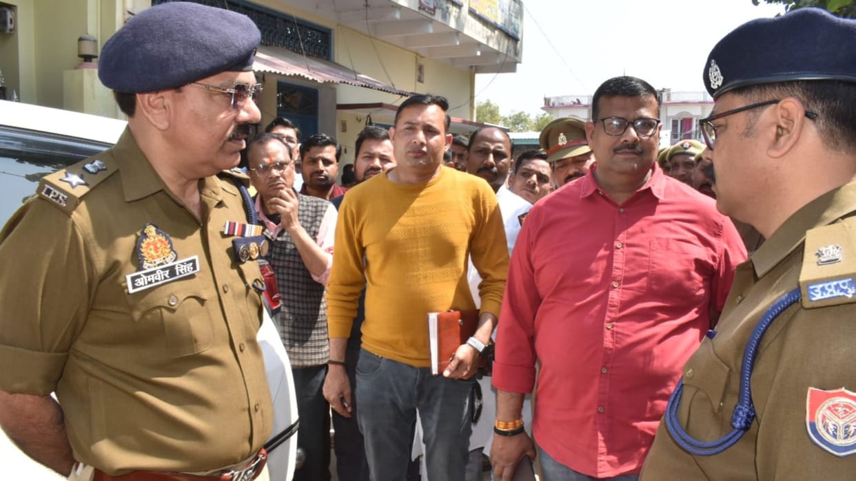 many lakh robbery locked house of spice businessman in ghazipur police collect CCTV footage