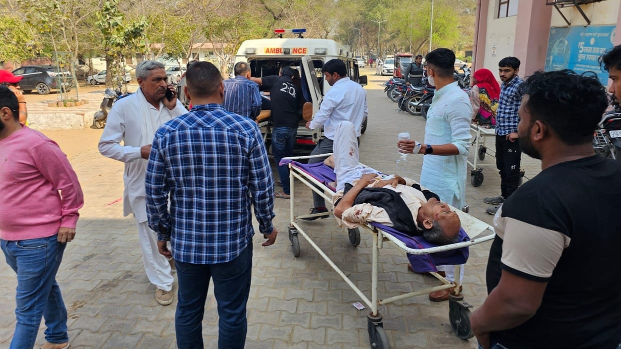 Accident in Dadri, Cruiser collided with trolley of family going for wedding, 12 including four women injured