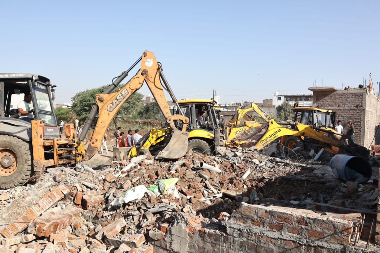 Indore News: Bulldozers ran on more than ten constructions being built in illegal colony without passing the m