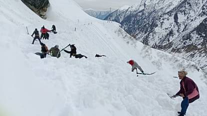 Kedarnath Dham snow Removing Continue path made by cutting icebergs even in Bad weather Photos