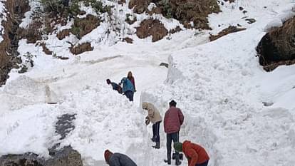 Kedarnath Dham snow Removing Continue path made by cutting icebergs even in Bad weather Photos