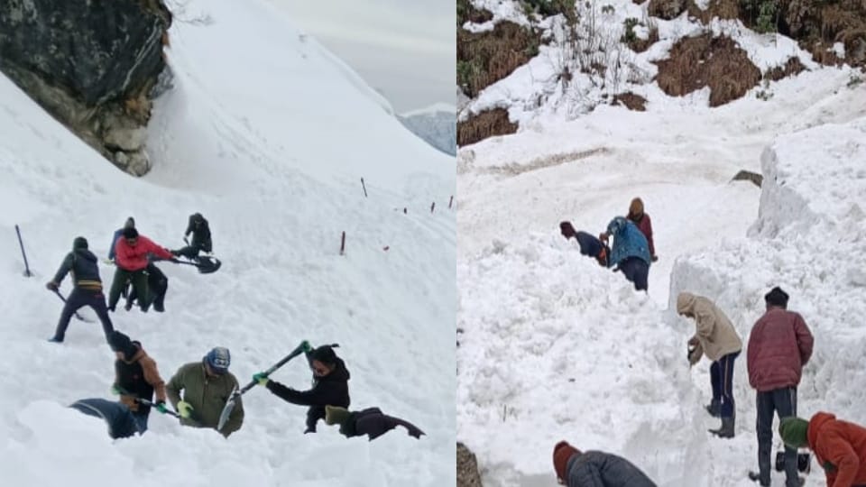 Kedarnath Dham snow Removing Continue path made by cutting icebergs even in Bad weather Photos