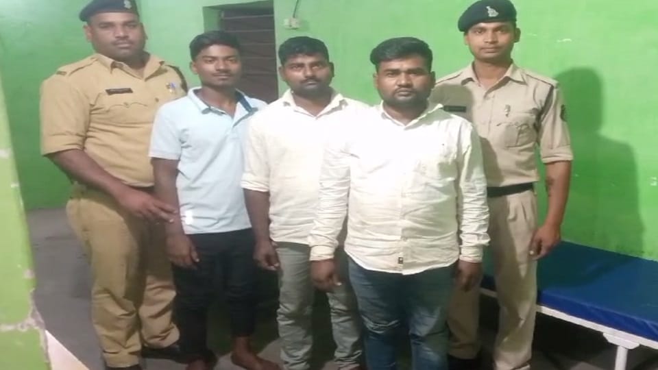 पुलिस की गिरफ्त में आरोपी