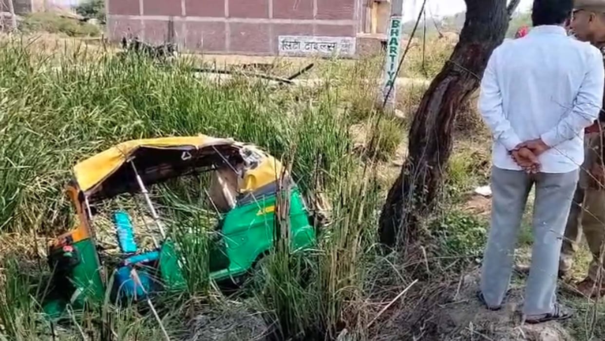 Auto overturned on Phaphund Dibiyapur road, condition of two critical