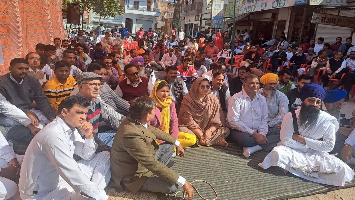 City residents opened front against police in Kalanwali in Sirsa, Protest held outside post