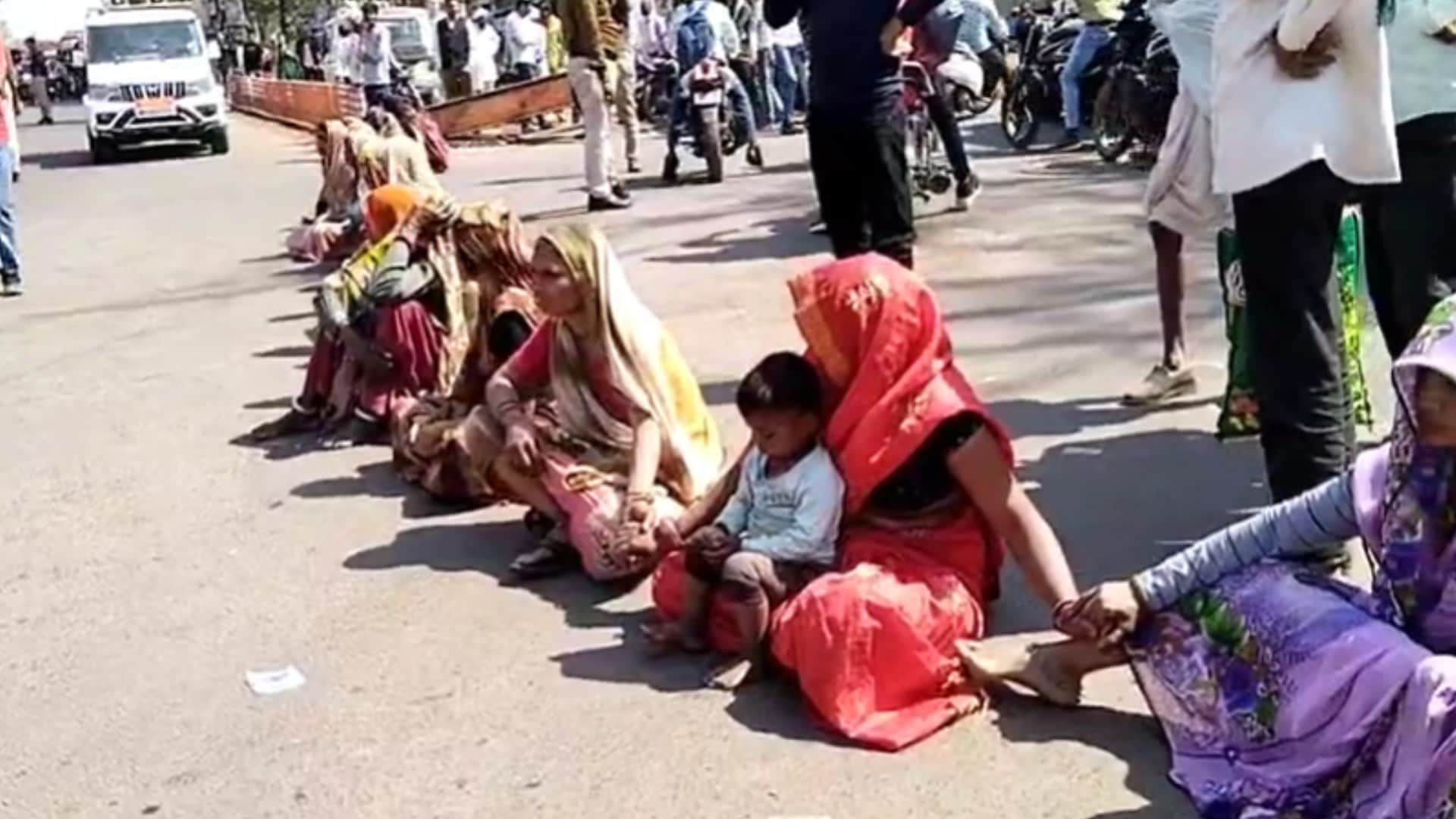 प्रदर्शन करती महिलाएं