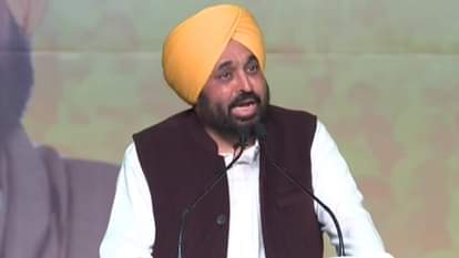 कार्यक्रम में बोलते भगवंत मान