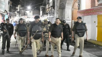 UP: सीएए लागू होने के बाद मुरादाबाद मंडल की पुलिस अलर्ट, गश्त करने के साथ कई इलाकों में चेकिंग UP: Moradabad division police alert after CAA implementation, officers giving information to people