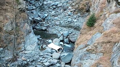 Chamba Road Accident: भरमौर-पठानकोट हाईवे से खाई में गिरी बोलेरो गाड़ी, दो की मौत Chamba Road Accident: Bolero car fell into ditch from Bharmour-Pathankot highway, two dead