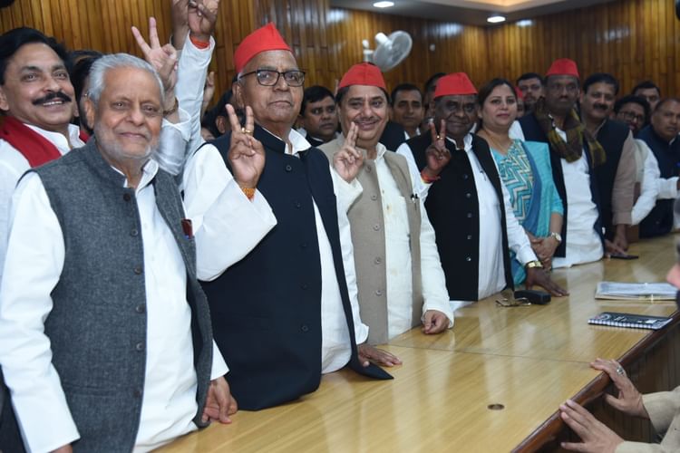 UP: लंबी जद्दोजहद के बाद तय हो सके सपा के विधान परिषद प्रत्याशी, कई सीटों पर समीकरण साधने का प्रयास