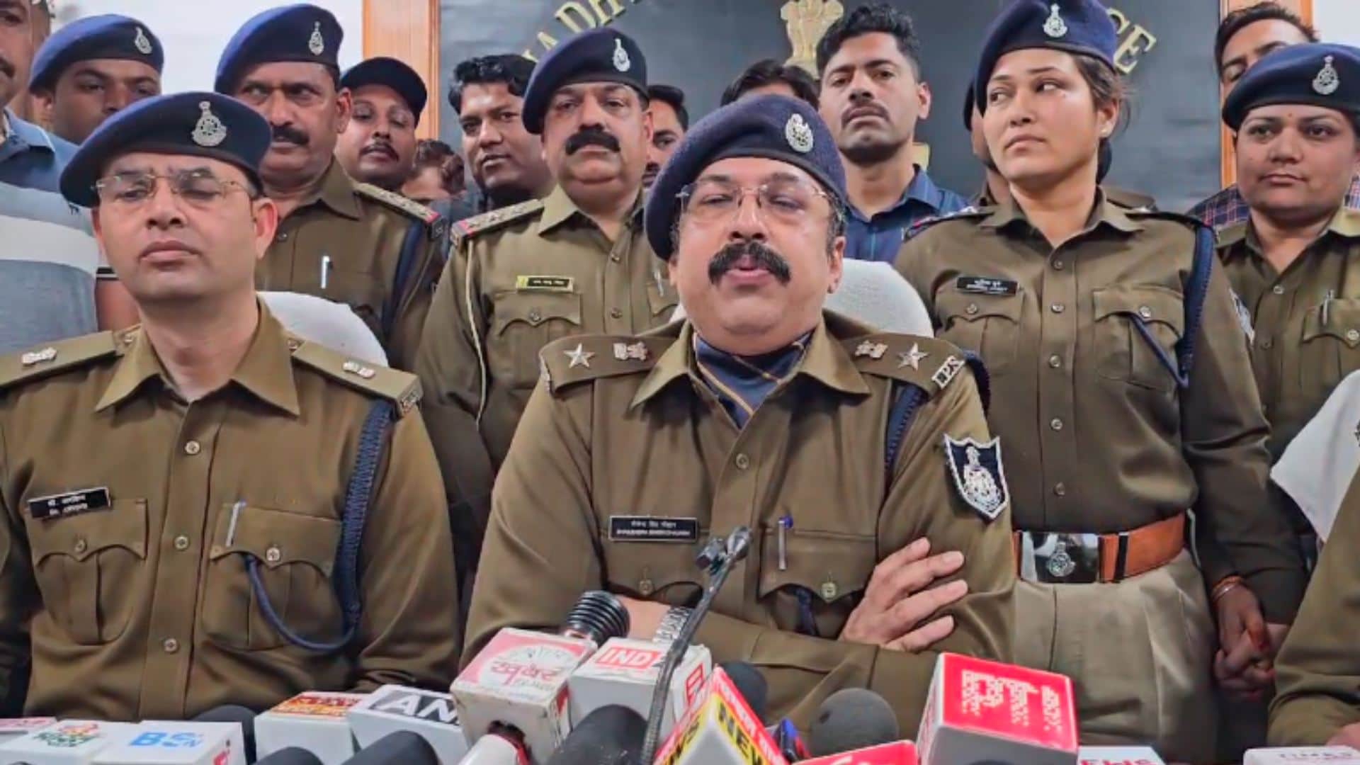 दो करोड़ की लूट का पुलिस ने खुलासा कर दिया