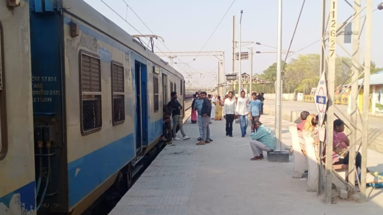 Damoh: Railway route was disrupted for an hour due to broken wire, trains remained standing at the station
