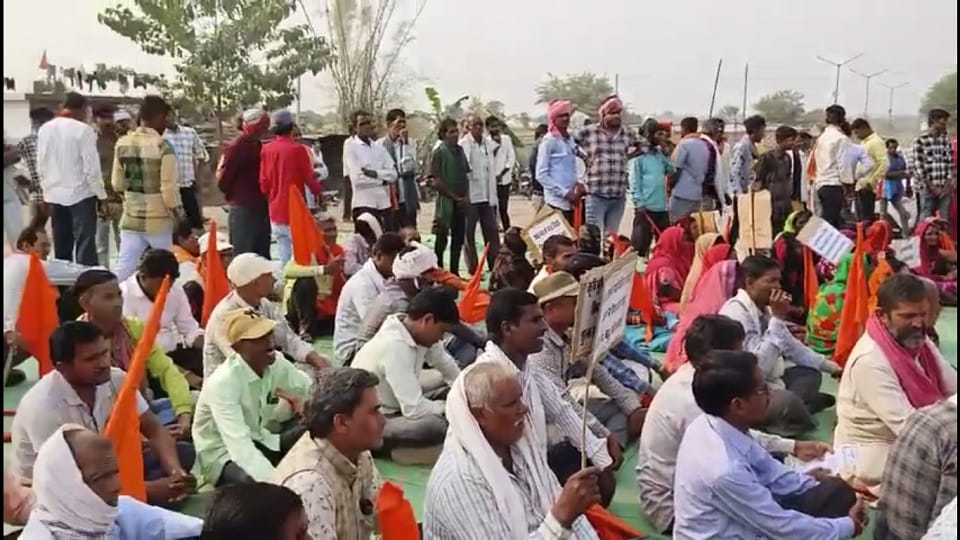 Farmers blocked the road food providers sat on strike with many demands in Kabirdham