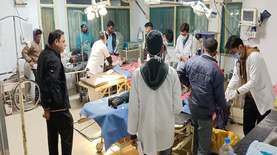 One dead and seven injured after pickup vehicle falls into deep gorge in bhimtal nainital