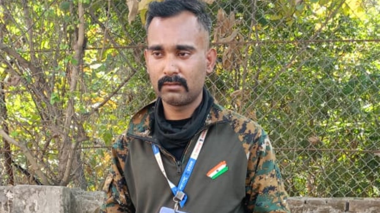 man roaming in the cantonment wearing army uniform caught by military intelligence in Bareilly