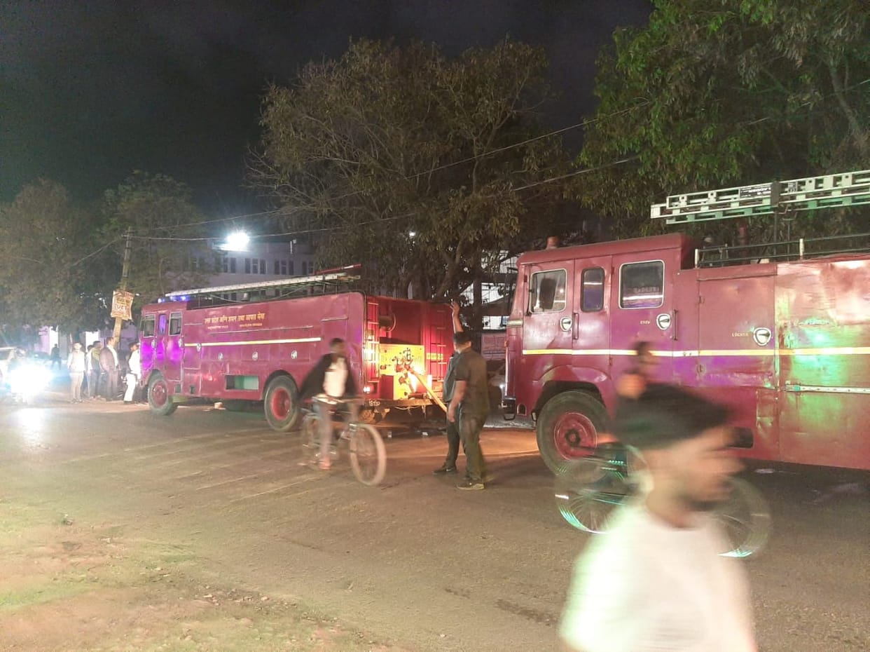 Fire breaks out in motor garage loss worth lakhs in azamgarh