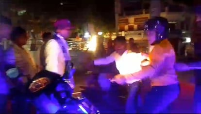 Azamgarh: स्कूटी से टच हुई कार तो आपे से बाहर हो गई युवती, ड्राइवर को गाड़ी से खींचकर जड़े ताबड़तोड़ थप्पड़ girl slapped car driver after collided with scooty in azamgarh