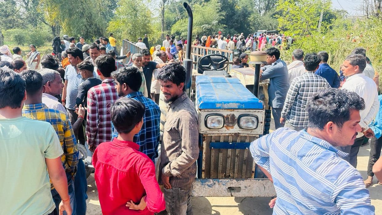 A tractor trolly trampled an old lady in Balrampur.