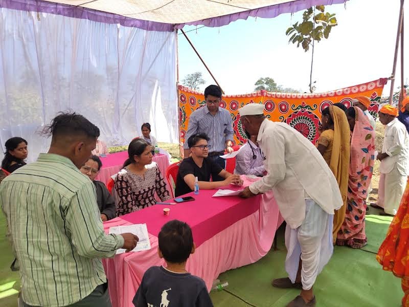 बुरहानपुर में स्वास्थ्य शिविर में पहुंचे ग्रामीण