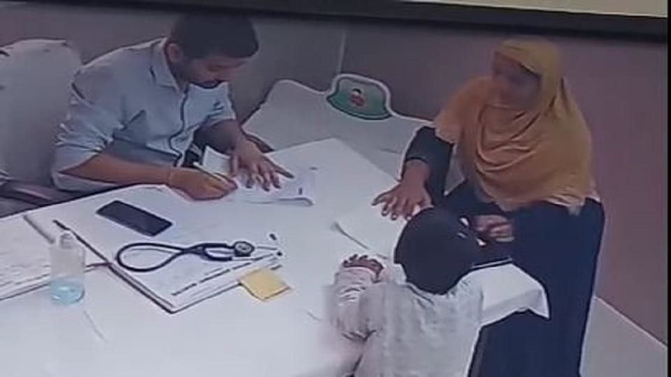 woman who came for treatment to Mathura District Hospital stole mobile from doctor chamber  see video