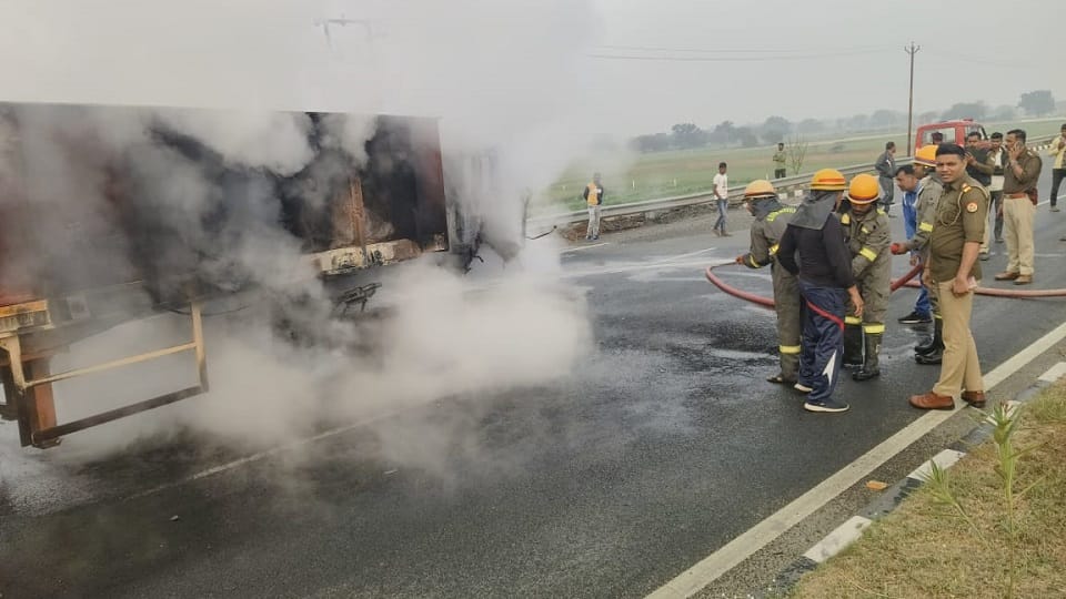 Dumper caught fire on New Bypass in Firozabad accident occurred due to tire burst