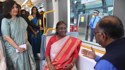 President Murmu pays tribute to Mahatma Gandhi in Mauritius