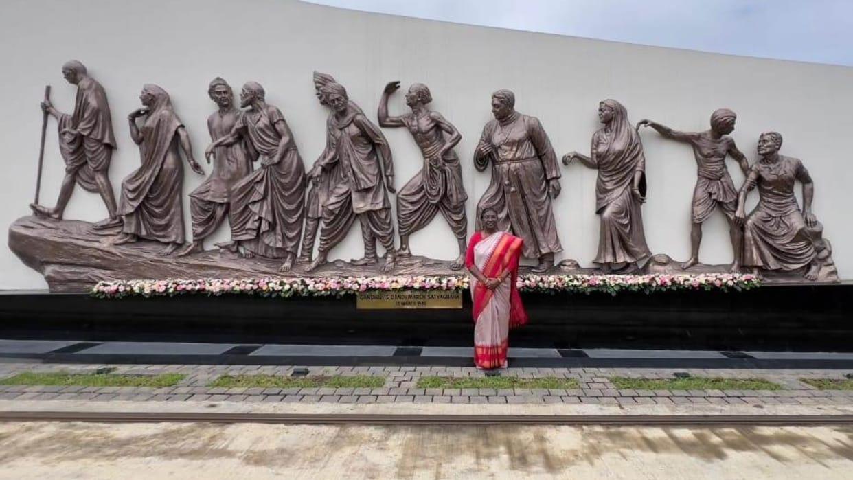 President Murmu pays tribute to Mahatma Gandhi in Mauritius