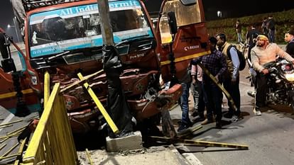Amroha: DCM broke the railing on the highway and collided with a pillar, driver and helper injured