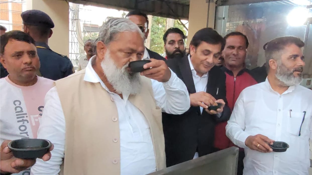 Haryana: Vij tasted Golgappa amidst turmoil in politics