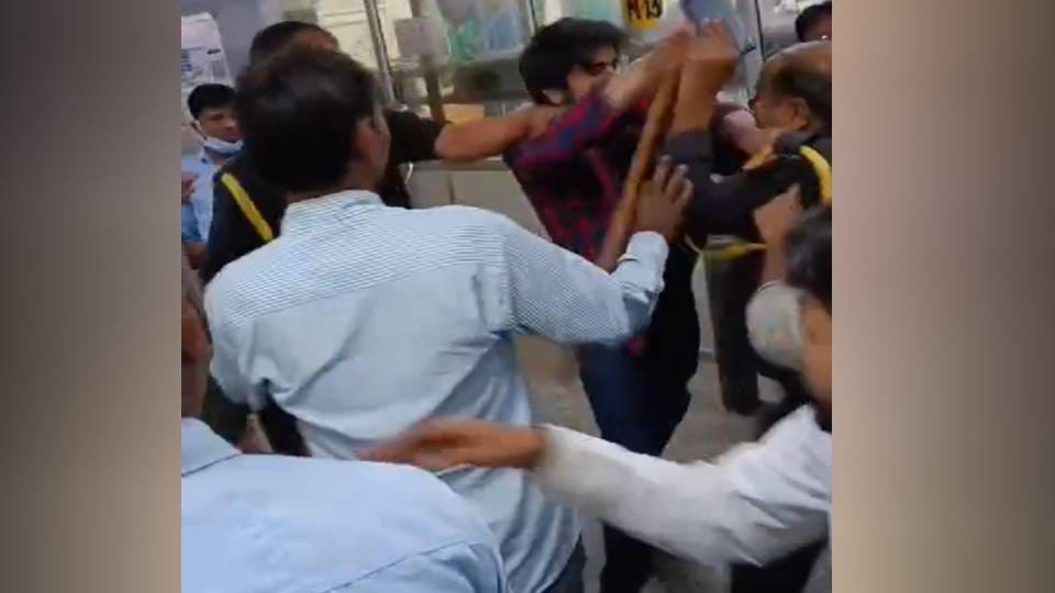 Junior doctors beat up the guard in emergency of SN Medical College in Agra