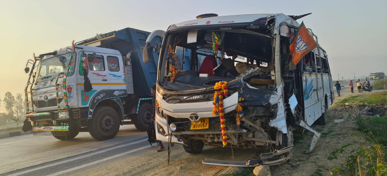 jaunpur road accident collision between bus and truck on Jalalpur varanasi Highway one died